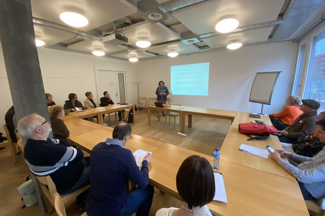 Eine Frau hält einen Vortrag.