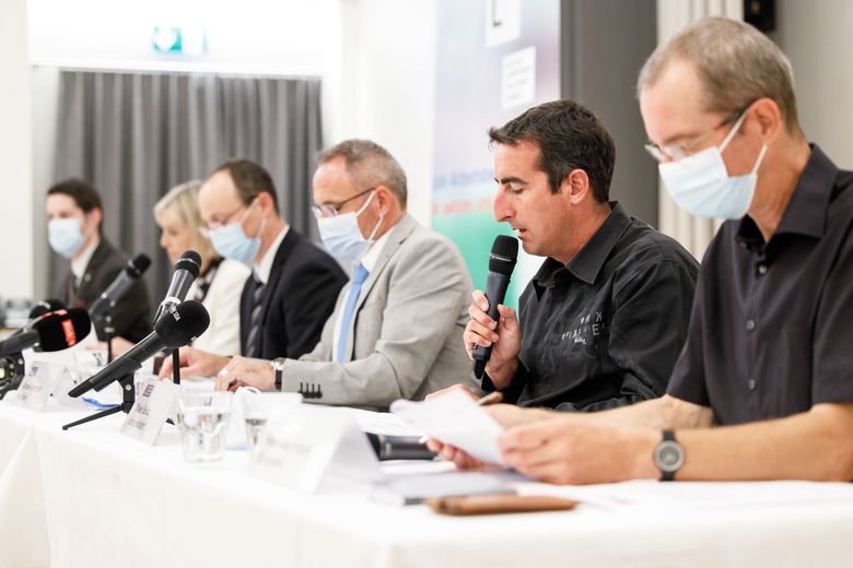 Oliver Solioz, Vizepräsident SER, spricht an der Medienkonferenz.