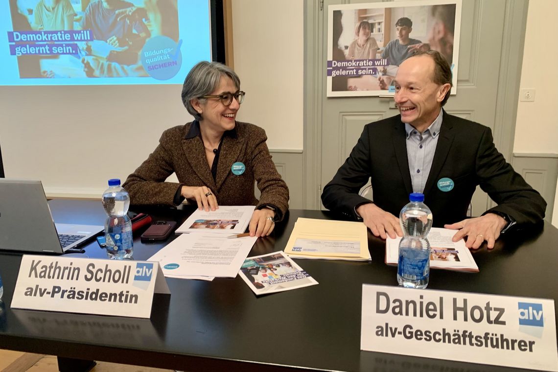 alv-Präsidentin Kathrin Scholl und alv-Geschäftsführer Daniel Hotz sitzen bei der Medienkonferenz an einem Pult und präsentieren ihr Anliegen der Öffentlichkeit. Foto: alv