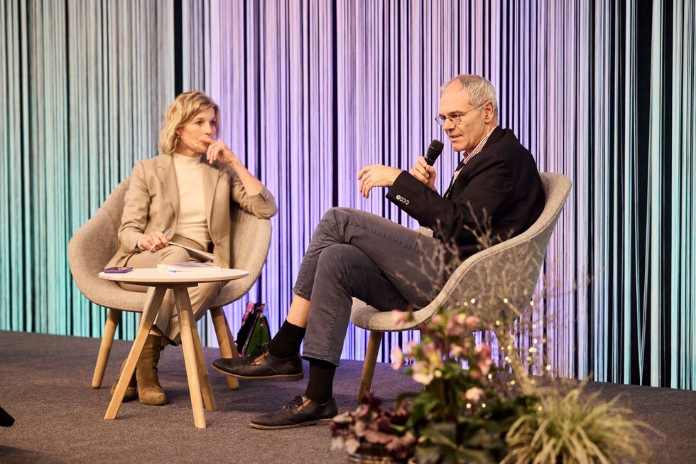 Dagmar Rösler und Oskar Jenni auf zwei Stühlen sitzend