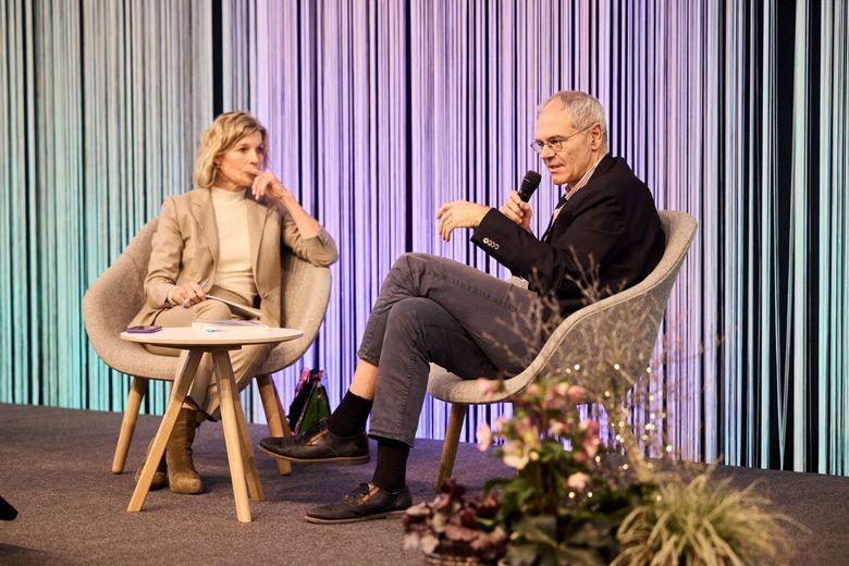 Dagmar Rösler und Oskar Jenni auf zwei Stühlen sitzend