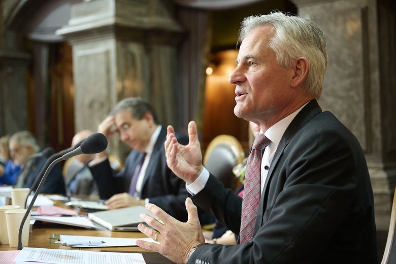 Matthias Müller, FDP-Ständerat aus dem Kanton Zug, redet von seinem Platz im Ständeratssaal aus in ein Mikrofon.