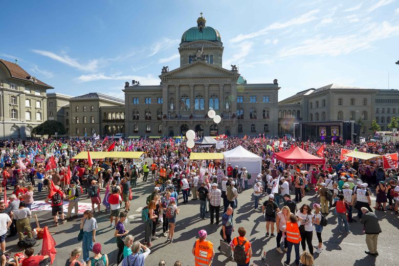 Demonstrierende am 18. September vor dem Bundeshaus protestieren gegen Rentenabbau