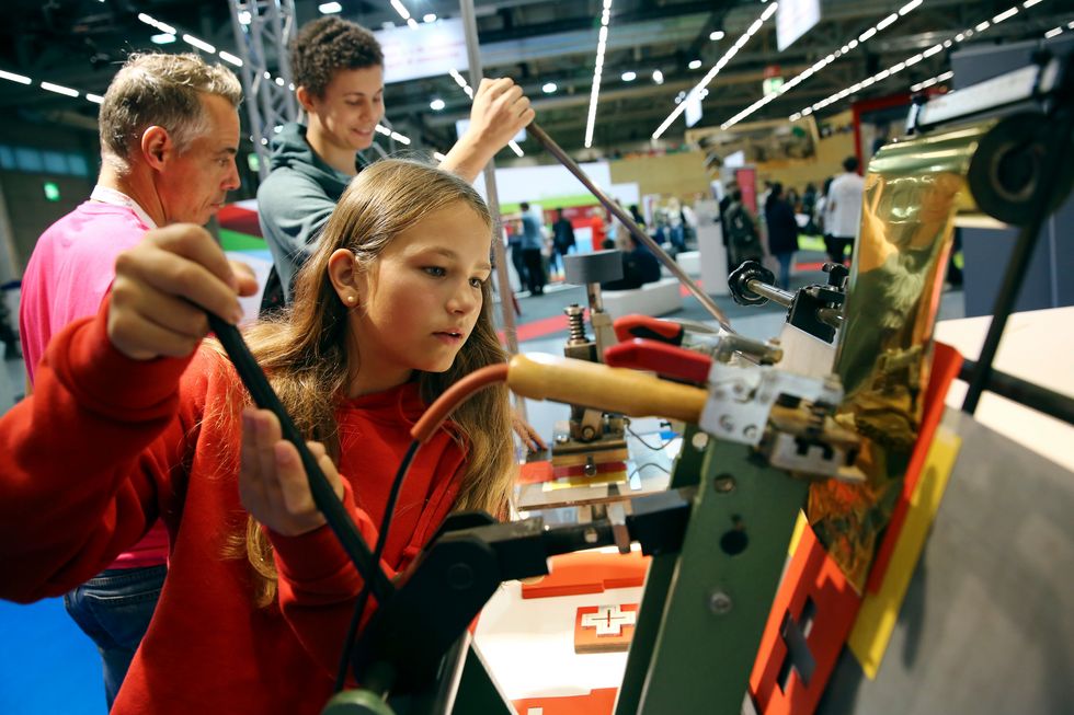 Ein Mädchen probiert an den SwissSkills 2018 eine Maschine aus.