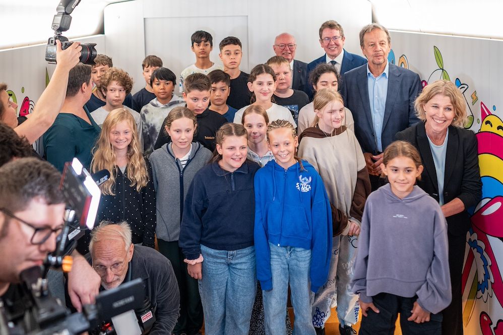 Kinder weihen gemeinsam mit Prominenten das rollande Klassenzimmer ein.