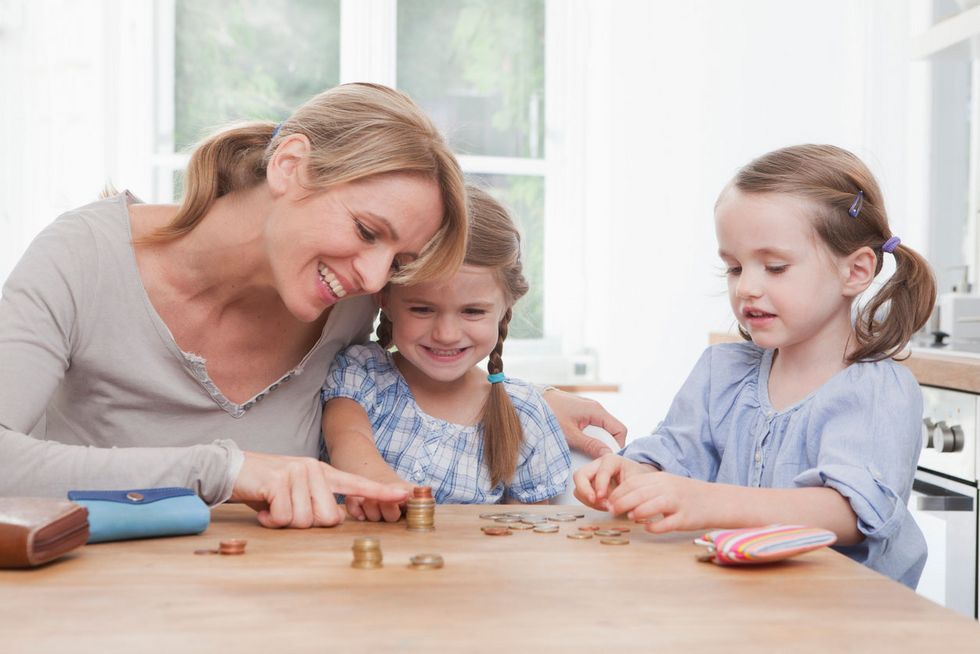 Eltern bringen ihren Kindern einen verantwortungsvollen Umgang mit Geld bei.