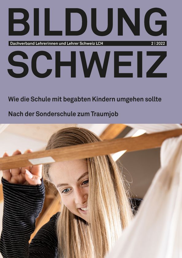 Cover der Februarausgabe 2022 von BILDUNG SCHWEIZ zeigt eine junge Frau über einer Babykrippe