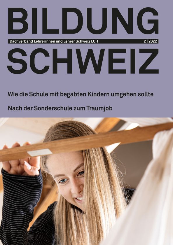 BILDUNG SCHWEIZ 2 | 2022 Cover der Februarausgabe 2022 von BILDUNG SCHWEIZ zeigt eine junge Frau über einer Babykrippe