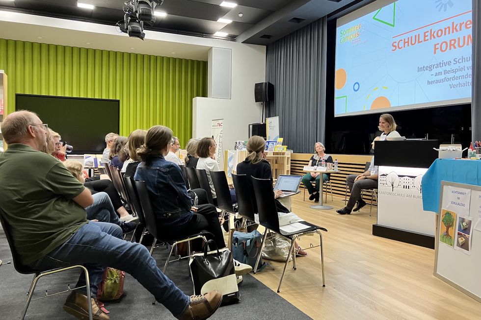 Weiterbildungsanlass am Sommercampus swch.ch: Teilnehmende lauschen einem Vortrag und sehen sich eine Powerpointpräsentation an.