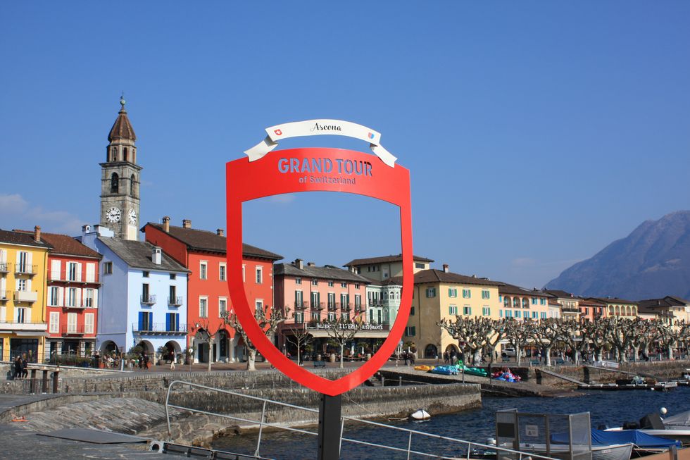 Blick auf die idyllischen Häuserfassaden von Ascona.