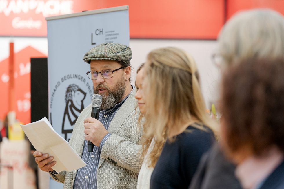 Stephan Herzer vom Tipiti Lernhaus Wil redet zum Publikum.