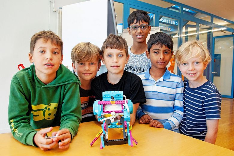 Sechs Schüler zeigen ihren Roboter.