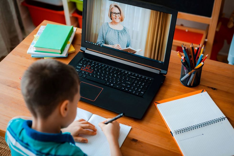 Schüler beim Fernunterricht mit seiner Lehrerin