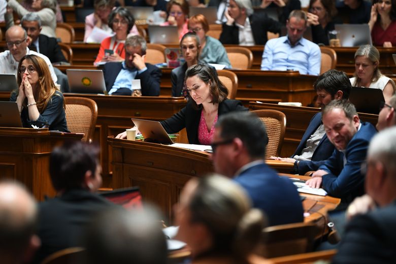 Nationalrätinnen und Nationalräte während der Sommersession 2023 im Nationalratssaal