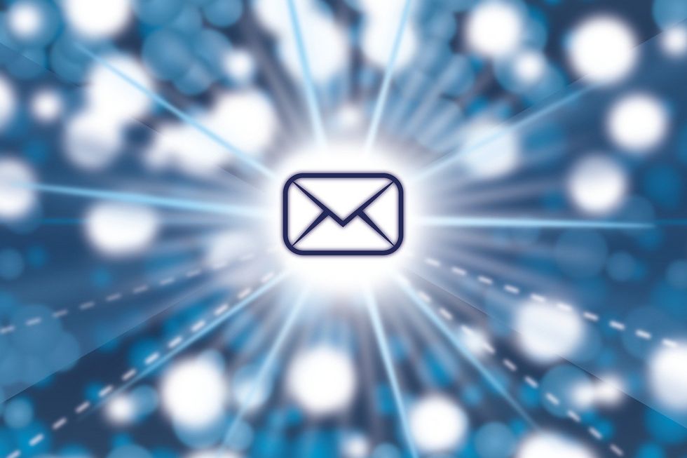 Illustration eines Briefumschlags in einem digitalen Netzwerk.