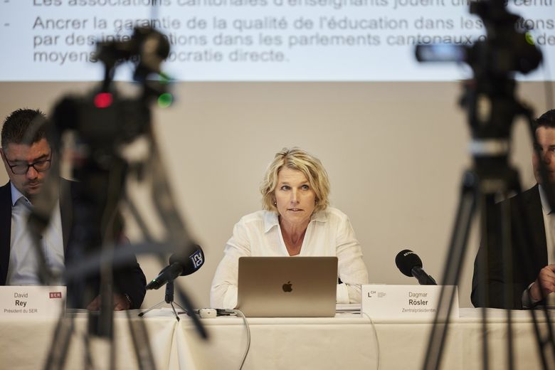 Dagmar Rösler spricht vor Kameras.