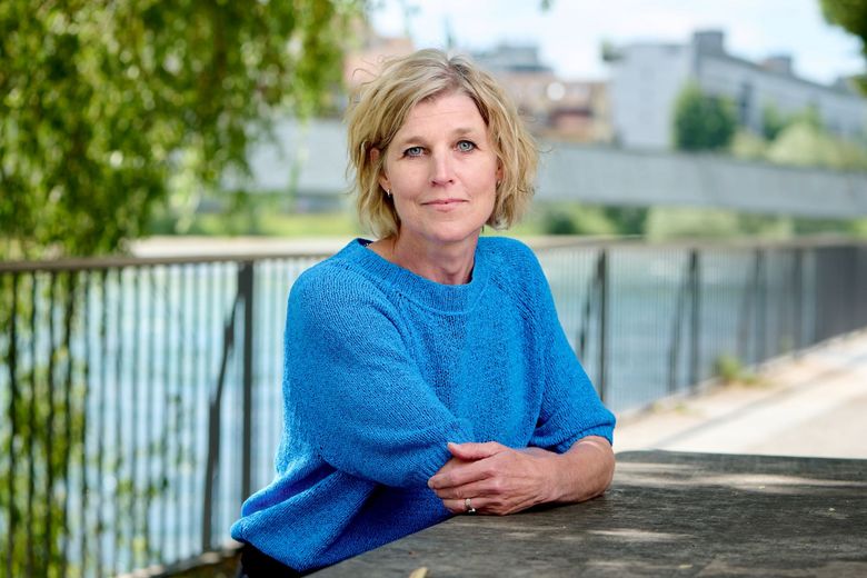 Frau mit blauer Bluse