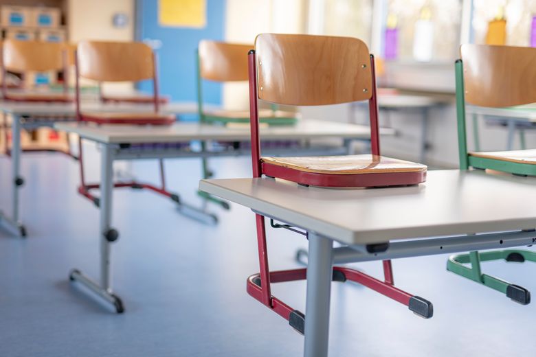 Im Primarschulklassenzimmer stehen die Stühle auf den Tischen.