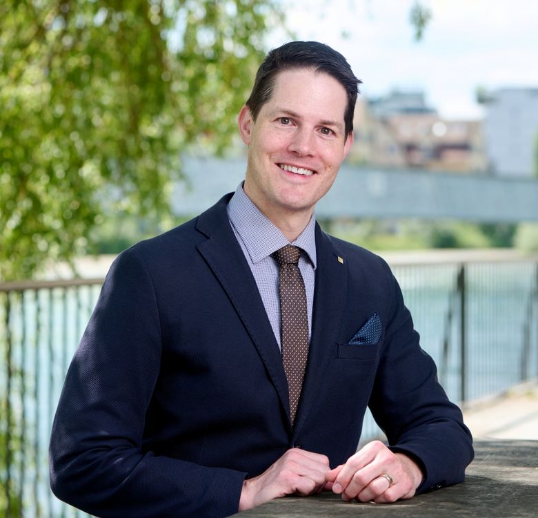 Mann in Anzug, sitzend