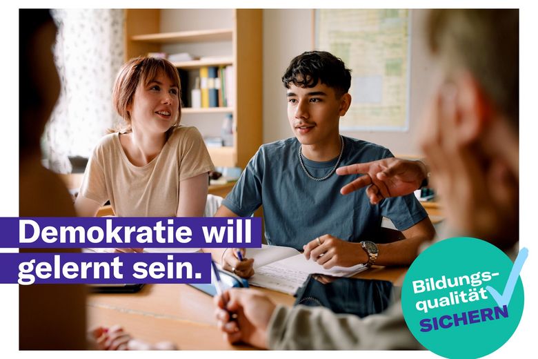 Jugendliche diskutieren lebhaft. Dazu der Schriftzug: "Demokratie will gelernt sein."