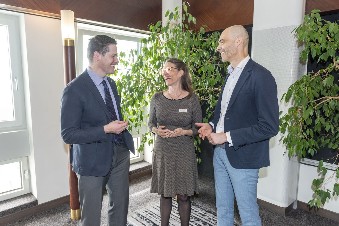 Beat A. Schwendimann unterhält sich mit Julia Košinár und Andreas Hoffmann-Ocon.