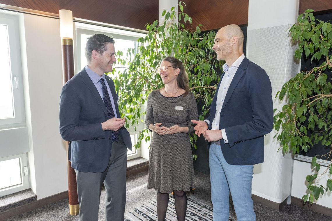 Beat A. Schwendimann unterhält sich mit Julia Košinár und Andreas Hoffmann-Ocon.