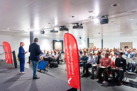 Ein Saal voll mit Zuhörenden.