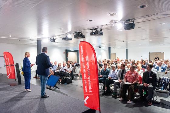 Ein Saal voll mit Zuhörenden.