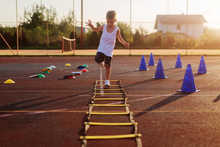 Junge macht draussen Sport