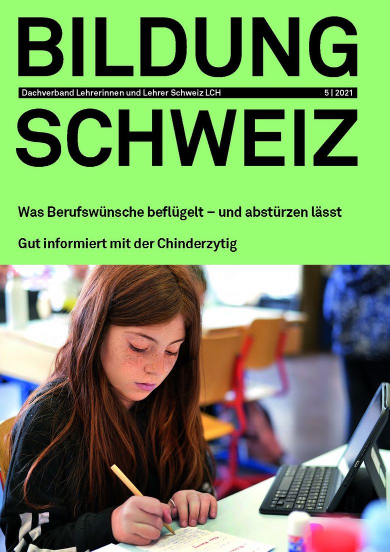 Cover der Maiausgabe 2021 von BILDUNG SCHWEIZ, zeigt ein Mädchen beim Lösen einer Schulaufgabe.