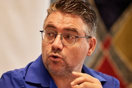 Mann mit blauem Hemd.