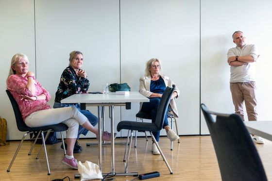 Eine Gruppe von Menschen lauscht einem Vortrag.