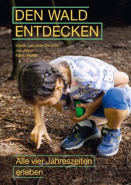 4bis8_Wald_Cover_240826.indd Das Cover des Buchs "Den Wald entdecken" zeigt ein Mädchen, das etwas auf dem Waldboden untersucht.