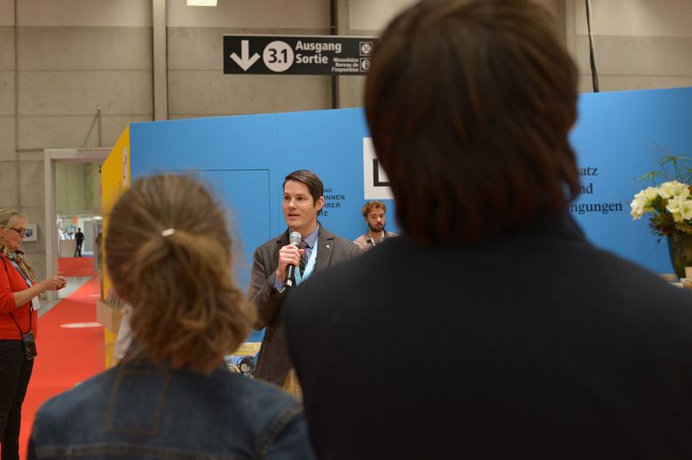 Beat A. Schwendimann, Leiter Pädagogische Arbeitsstelle LCH, hält einen Vortrag zur Digitalisierung in der Schule am Messestand des LCH