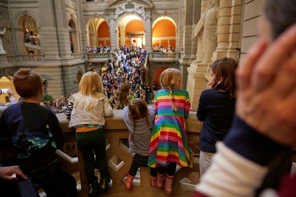Kinder besuchen mit der Schule das Bundeshaus.