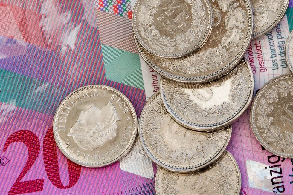 Eine Banknote und einige Münzen. Foto: pixabay/Doris Jungo.