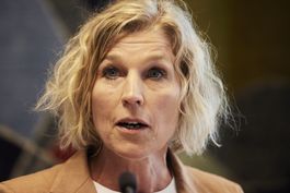 Frau mit blondem Haar.