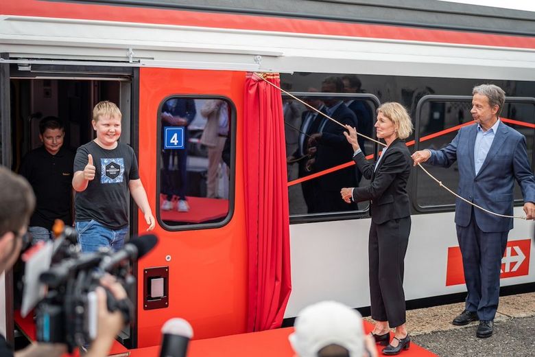 Das rollende Klassenzimmer wird unter anderem von LCH-Präsidentin Dagmar Rösler eingeweiht.