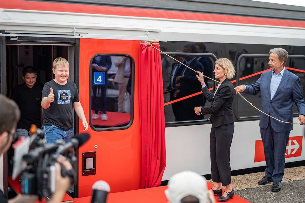 Das rollende Klassenzimmer wird unter anderem von LCH-Präsidentin Dagmar Rösler eingeweiht.
