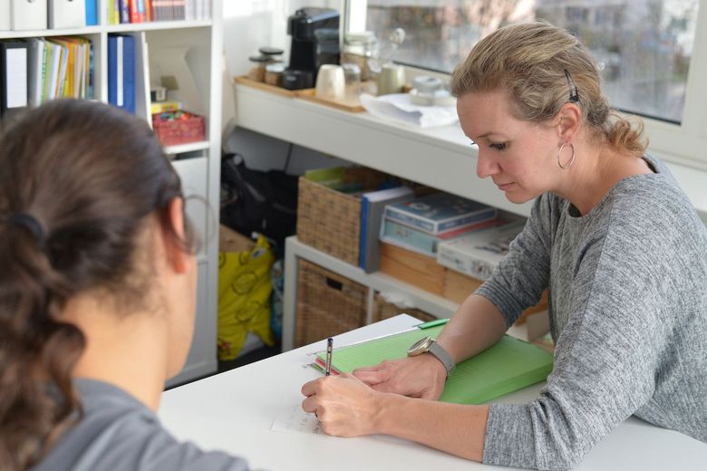 Damaris Diethelm ist mit einem Schüler ins Gespräch vertieft.