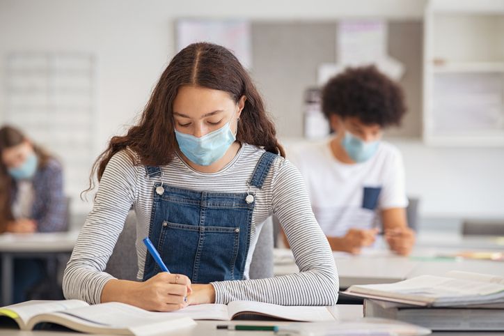 Schülerin mit Maske in der Schule