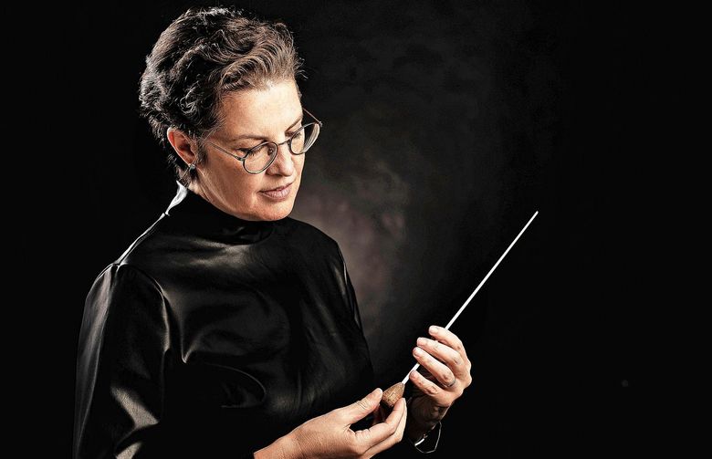 Graziella Contratto mit einem Dirigierstock in Händen.