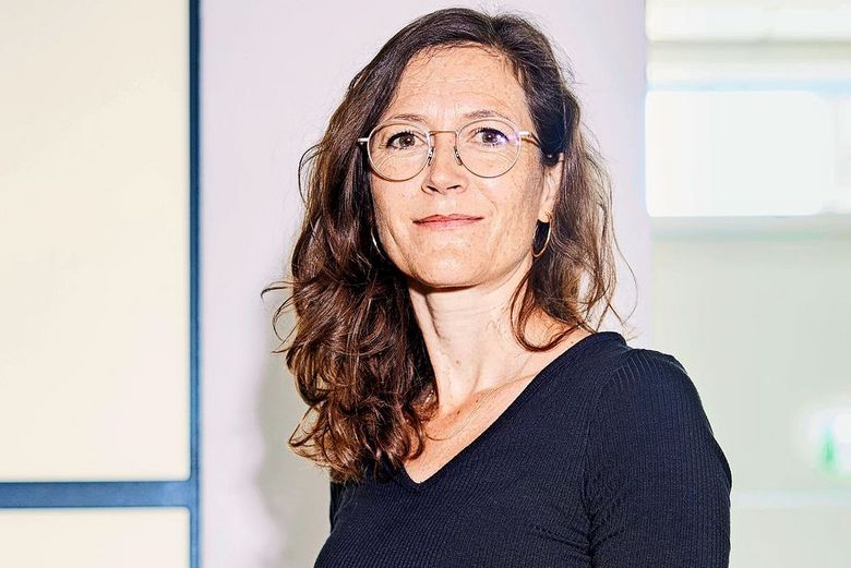 Frau mit Brille und braunem Haar.
