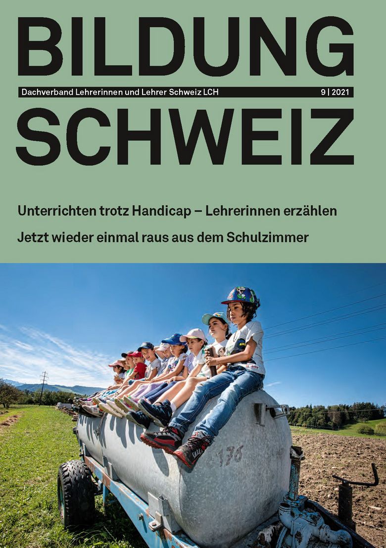 Cover der Septemberausgabe 2021 von BILDUNG SCHWEIZ zeigt Kinder auf dem Bauernhof.