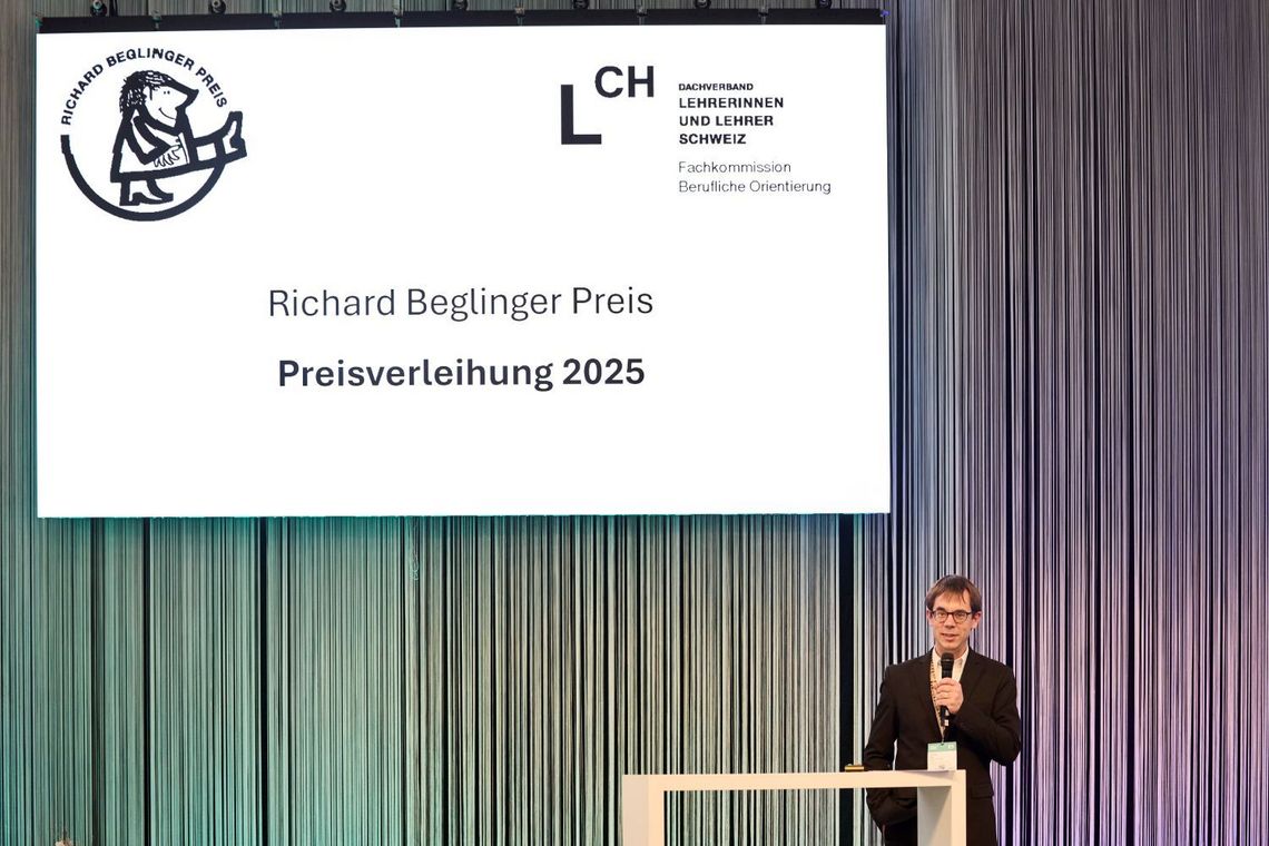 Mann an einem Rednerpult.