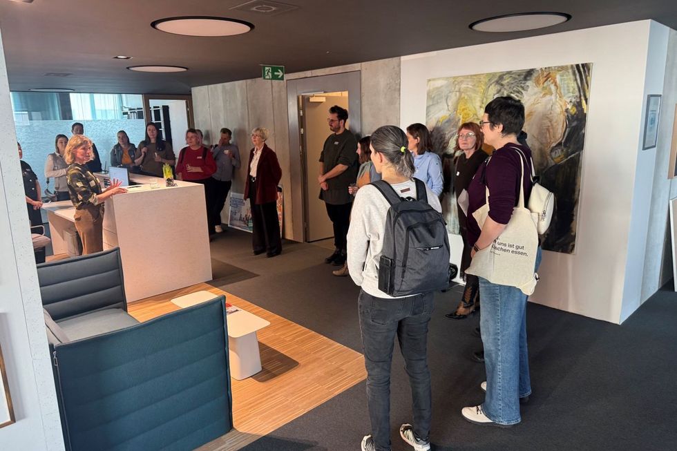 Gruppe von Menschen in einem Raum