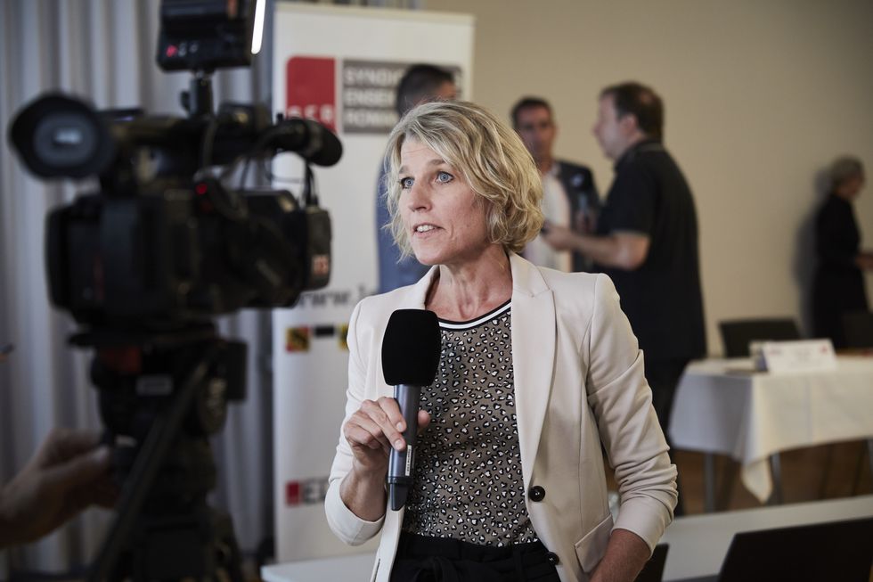 LCH - SER Medienkonferenz 2022 Zentralpräsidentin LCH Dagmar Rösler spricht vor der Kamera über die Bildungskrise.