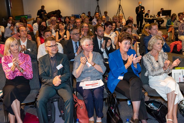 Von links nach rechts: Franziska Peterhans, Zentralsekretärin LCH, Martin Eichler, Chefökonom von BAK Economics, Heidi Simoni, Leiterin des Marie Meierhofer Instituts für das Kind, und Silvia Steiner, Präsidentin der Schweizerischen Konferenz der kantonalen Erziehungsdirektoren (EDK), Dagmar Rösler, Zentralpräsidentin LCH