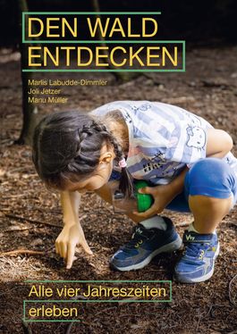 Das Cover des Lehrmittels "Den Wald entdecken" zeigt ein Kind, das den Waldboden untersucht.