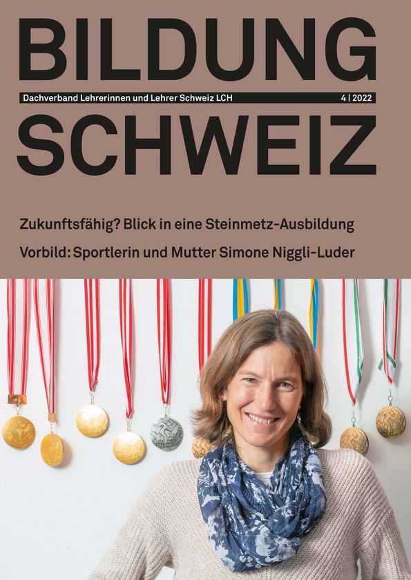 Cover der Aprilausgabe 2022 von BILDUNG SCHWEIZ zeigt die Orientierungsläuferin Simone Niggli-Luder vor ihrer Medaillensammlung.